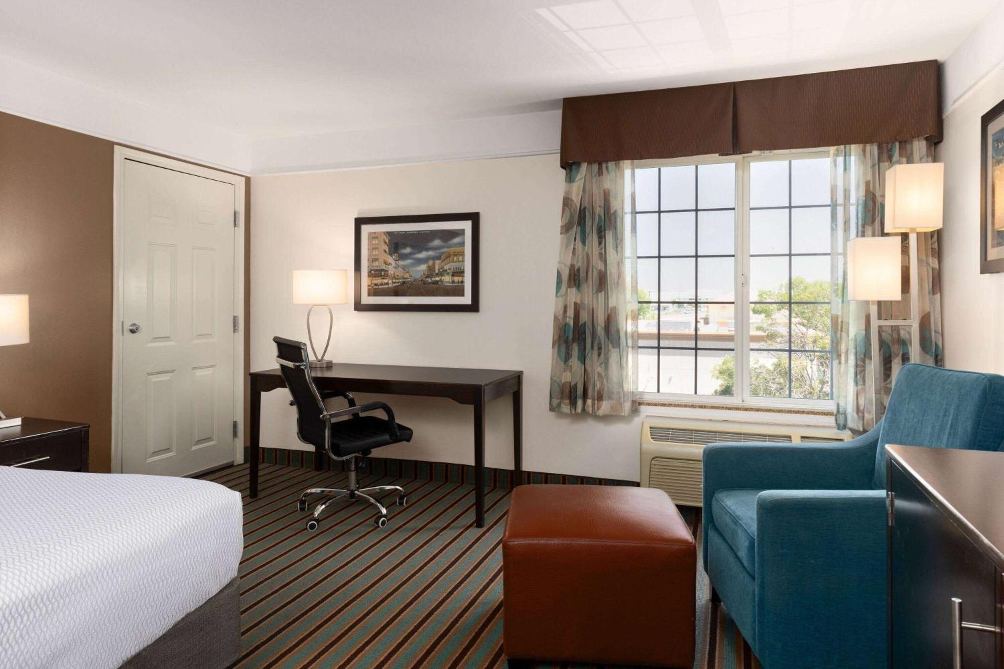 La Quinta By Wyndham Bakersfield North Hotel Exterior photo