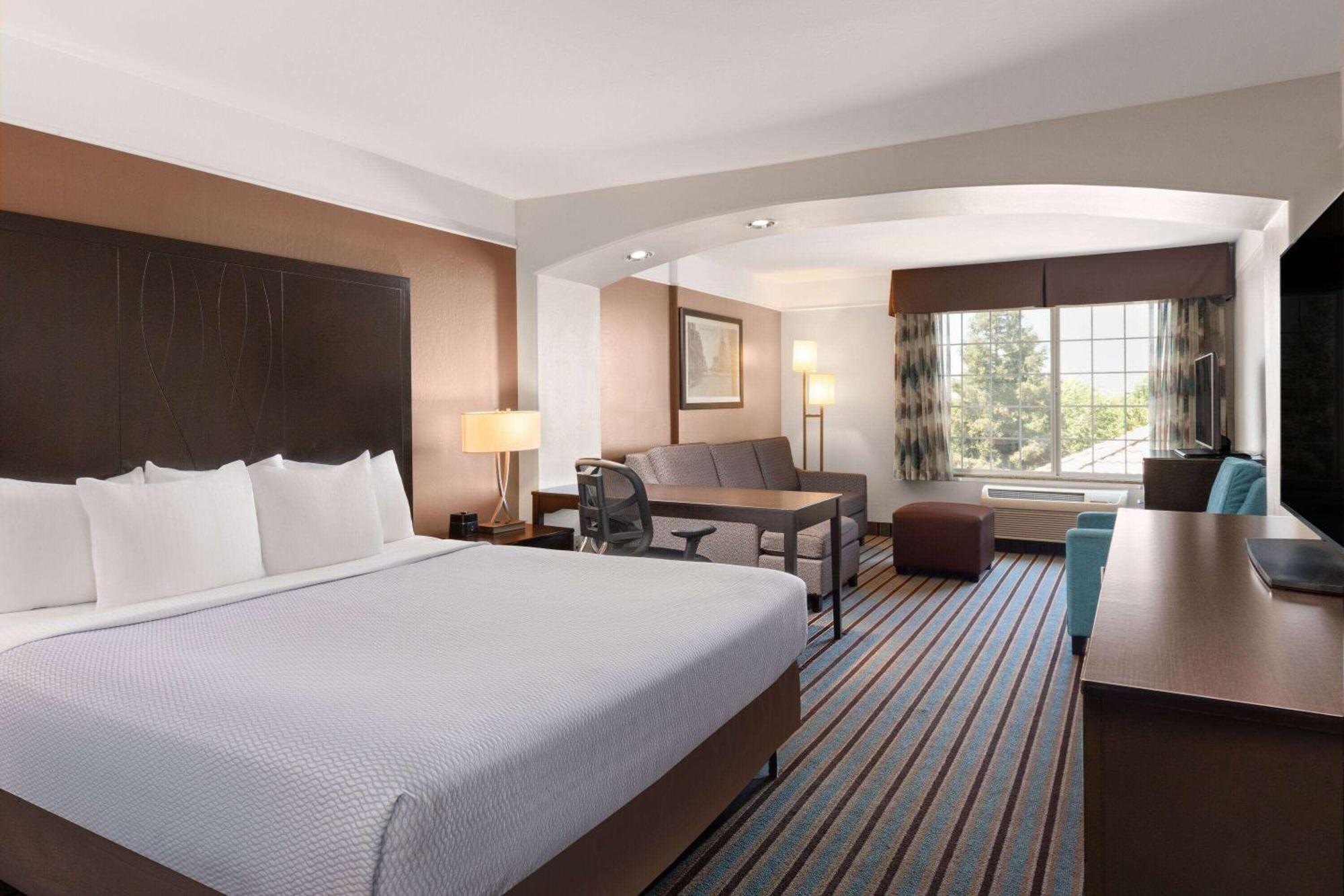 La Quinta By Wyndham Bakersfield North Hotel Exterior photo